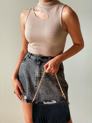 Asymmetrical Top in Sand